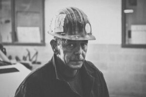 Travailleur sur le terrain, illustration des risques professionnels à intégrer dans la mise à jour du DUERP