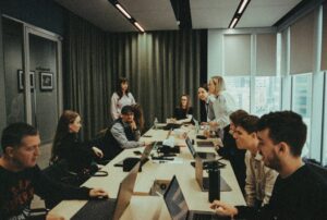 Réunion de managers autour d’une démarche DUERP en entreprise