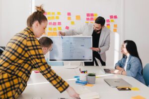 Employés en formation sur la prévention des risques professionnels en entreprise