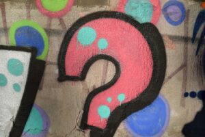 Point d'interrogation peint sur un mur – consultant externe en prévention