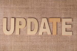 Mot update en lettres de bois sur fond toile de jute, pour illustrer la mise à jour du DUERP dans les petites structures