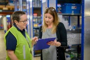 Deux femmes en discussion sur le lieu de travail, représentant la désignation d’un salarié compétent en prévention des risques professionnels.