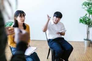 Échange en petit groupe en posture d’écoute, illustrant la prévention des risques psychosociaux en entreprise.