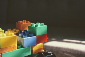 Symbolique de construction modulaire avec des blocs colorés, illustrant l’ergonomie de conception dans un projet d’aménagement