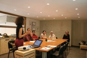 Formatice animant un échange autour de la QVCT avec des salariés, illustrant une formation sur mesure en conditions de travail