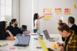 Groupe en formation avec échanges et travaux collectifs, illustrant l’importance de la formation initiale CSE pour l’efficacité du mandat.