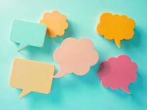 Bulles colorées sur fond turquoise illustrant la diversité des attentes dans la construction d’un programme de formation CSE pour des élus renouvelés