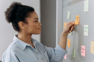 Femme en train de préparer un tableau d’animation pour une formation CSE réussie