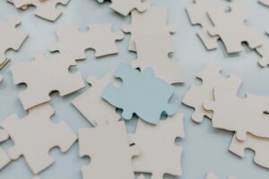 Pièces de puzzle dont une bleue se détache, illustrant la distinction entre I3R et les autres dispositifs de financement QVCT