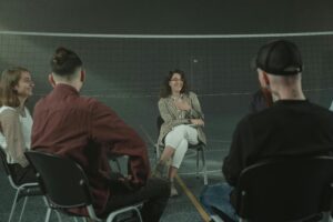 Groupe de salariés en discussion dans une salle de sport illustrant un échange collectif dans le cadre d’un diagnostic RPS financé