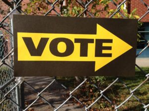 Panneau indiquant le vote, illustrant les élections CSE et la préparation des formations obligatoires post-élections en 2026.