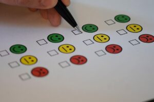Questionnaire avec émoticônes de satisfaction illustrant une évaluation de formation CSE par les participants
