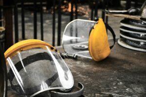 Écrans de protection individuelle posés sur un établi, illustrant les enjeux de sécurité à évaluer lors d’un audit SST en entreprise