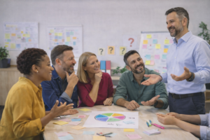 Groupe de travail échangeant de manière collaborative dans le cadre d’un diagnostic QVCT sur les conditions de travail